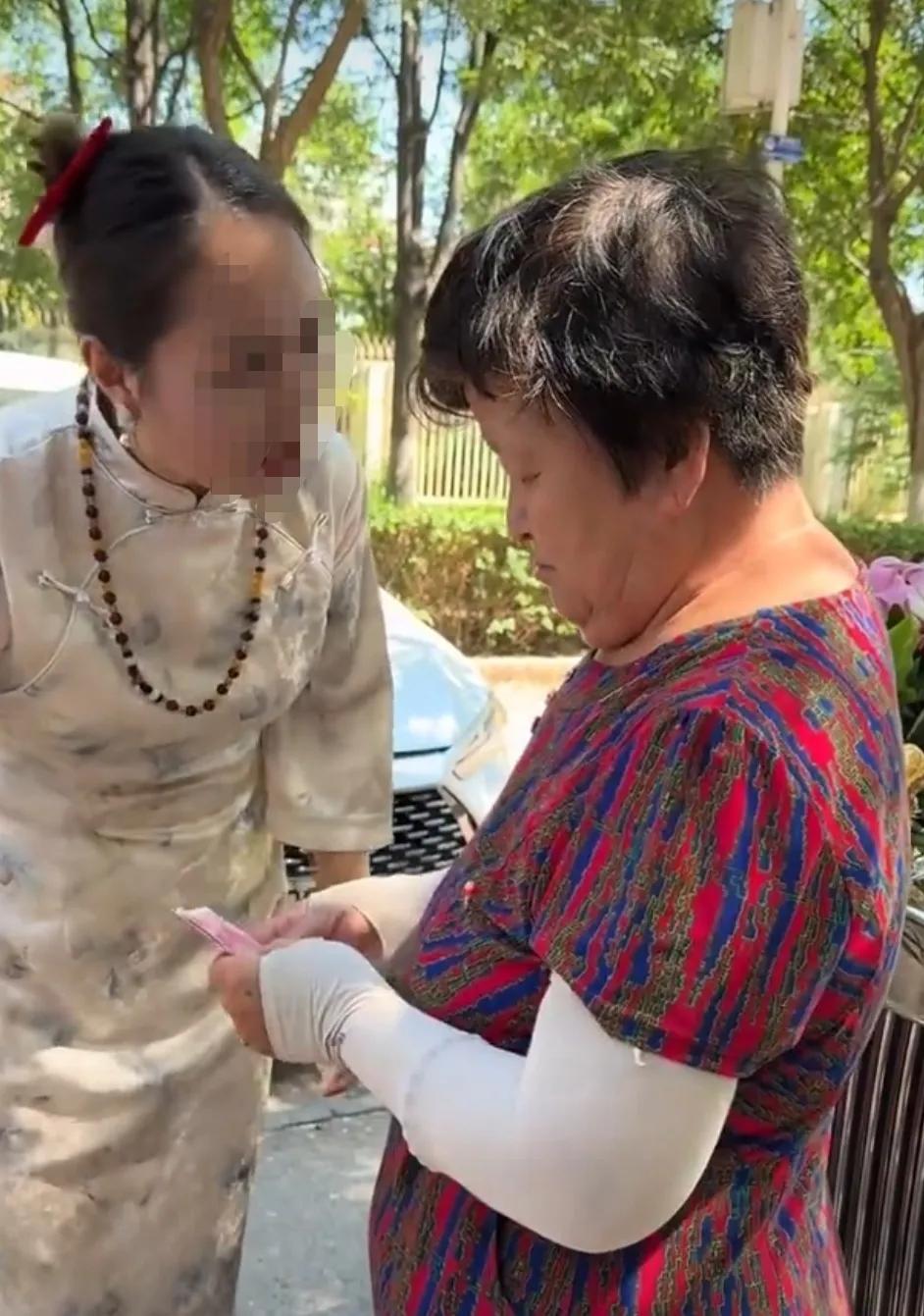 大妈为了拦截婚车红包，也是拼了，太阳底下硬等3个小时！
某家结婚大喜日，吉时到，