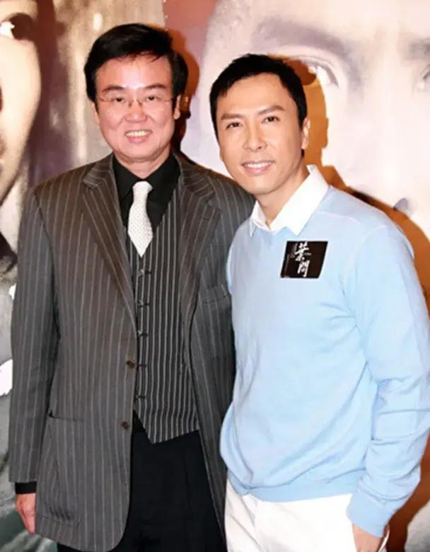 2008年，黄百鸣筹拍《叶问》，找李连杰出演，李连杰要价1亿，又找成龙，成龙要价