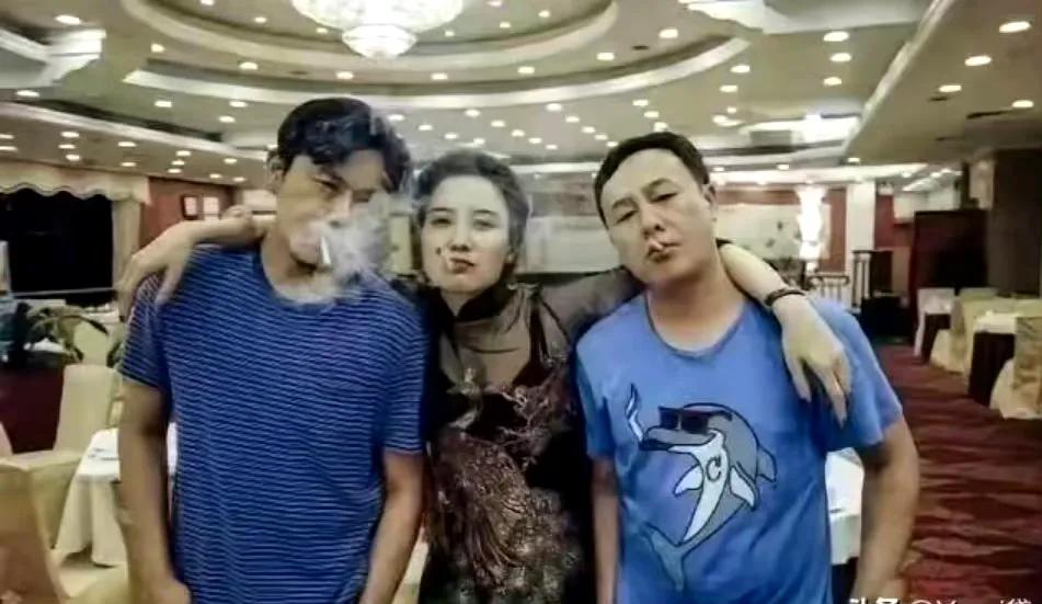 真没想到，宋佳私底下和张颂文秦昊竟然玩的这么开！她这嘴刁香烟，一手搂着秦昊，一手