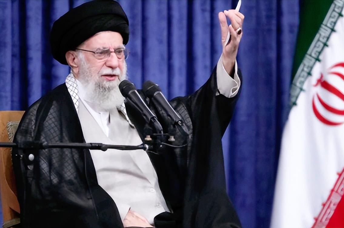 伊朗这盘大棋早就悄悄摆开了！最近伊朗闹得全国鸡飞狗跳，官方喊着缅怀骚乱里去世的安