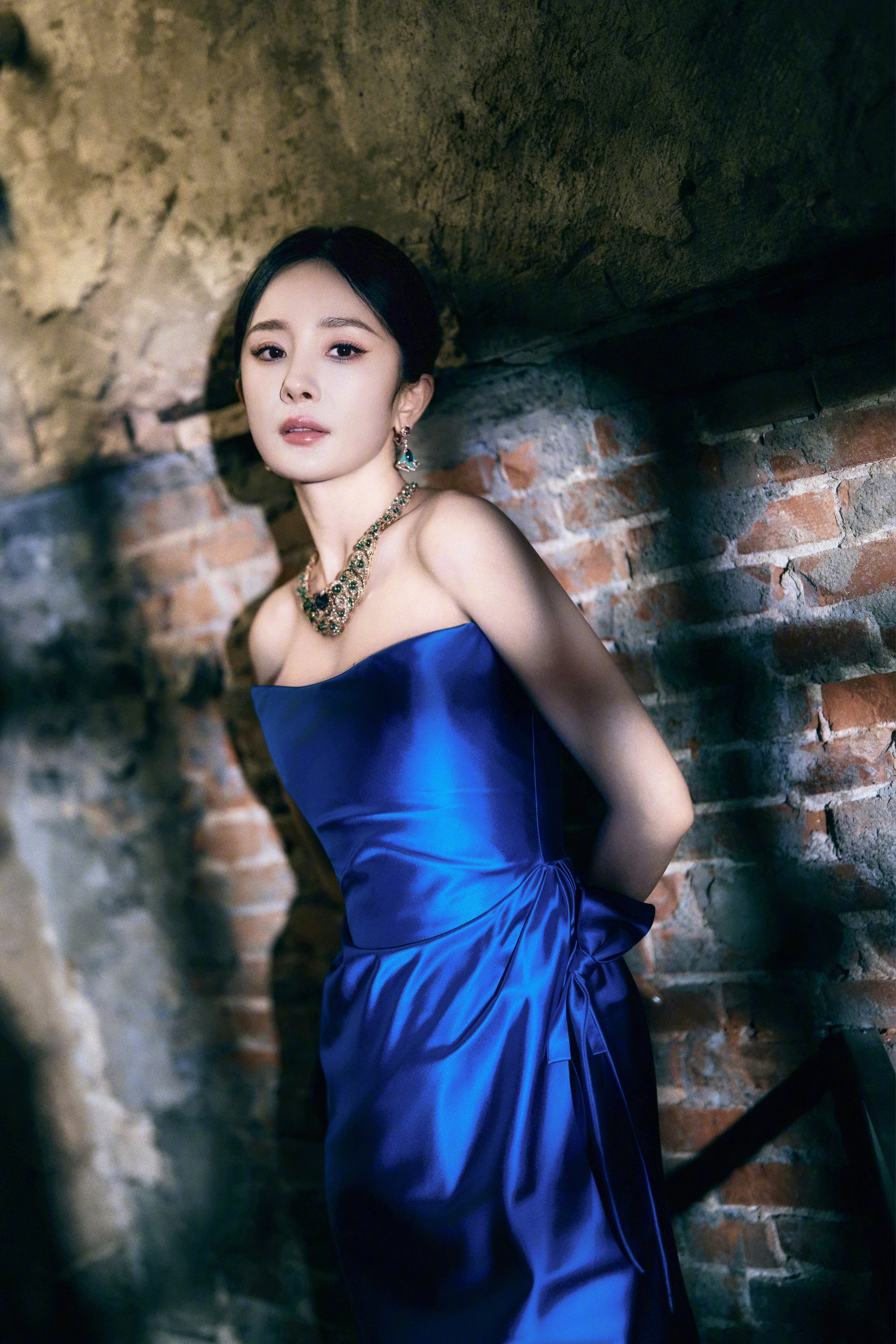 杨幂 一袭宝蓝礼裙勾勒曼妙身姿，丝带轻绕、高跟点睛，在明暗交错间，演绎冷艳与优雅