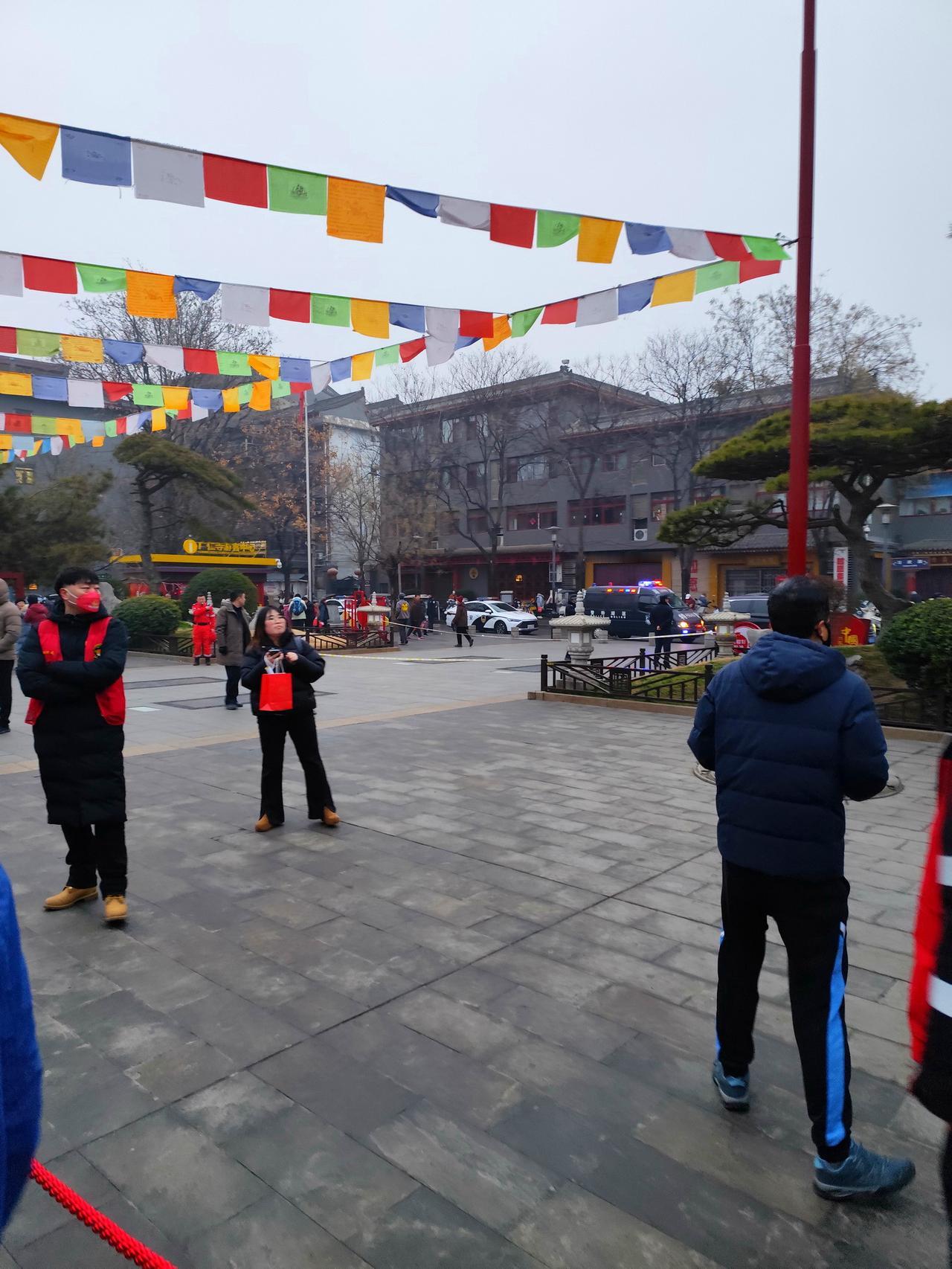 今年广仁寺的腊八粥几分钟就能领到，场面整体与去年相比明显缩水，不信来看看现场的实