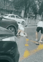 目睹一位女子当街Ko一名壮实男子，你是否会觉得不可思议？没错，我和我的小伙伴都惊