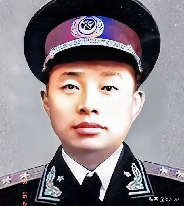 1955年，中南海怀仁堂授衔仪式隆重举行，一张年轻稚嫩的面庞，却肩扛中将军衔，着