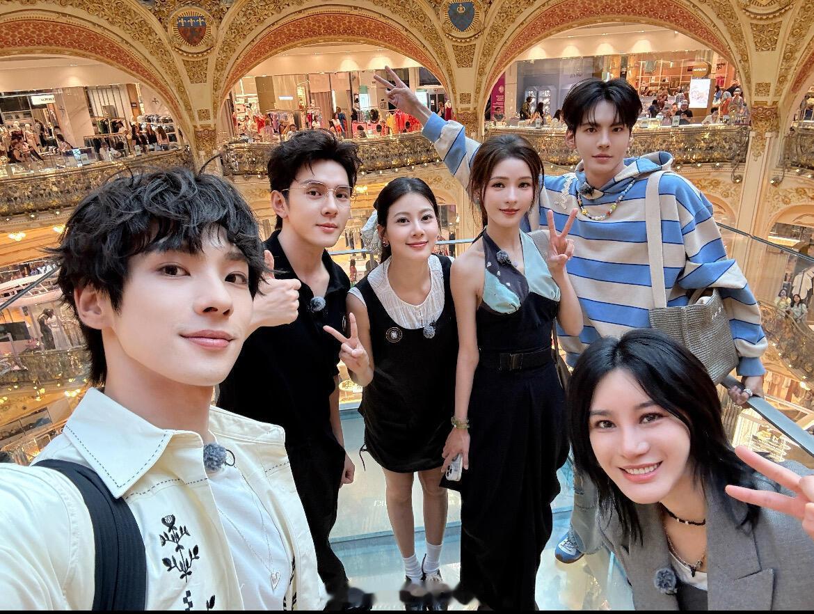 那个最了解规则的李佳琦又回来了披哥时期他还在适应综艺规则，到了《合伙人》他已经成