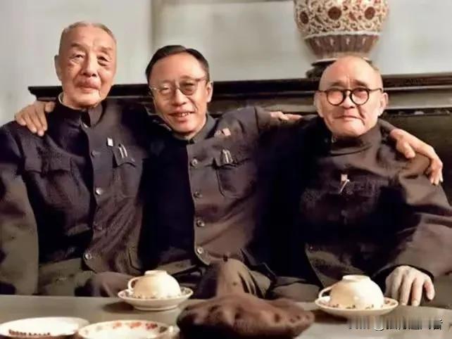 这张珍贵的合影拍摄于1961年的北京，中新社座谈会上，周总理特意把近代史上的三位