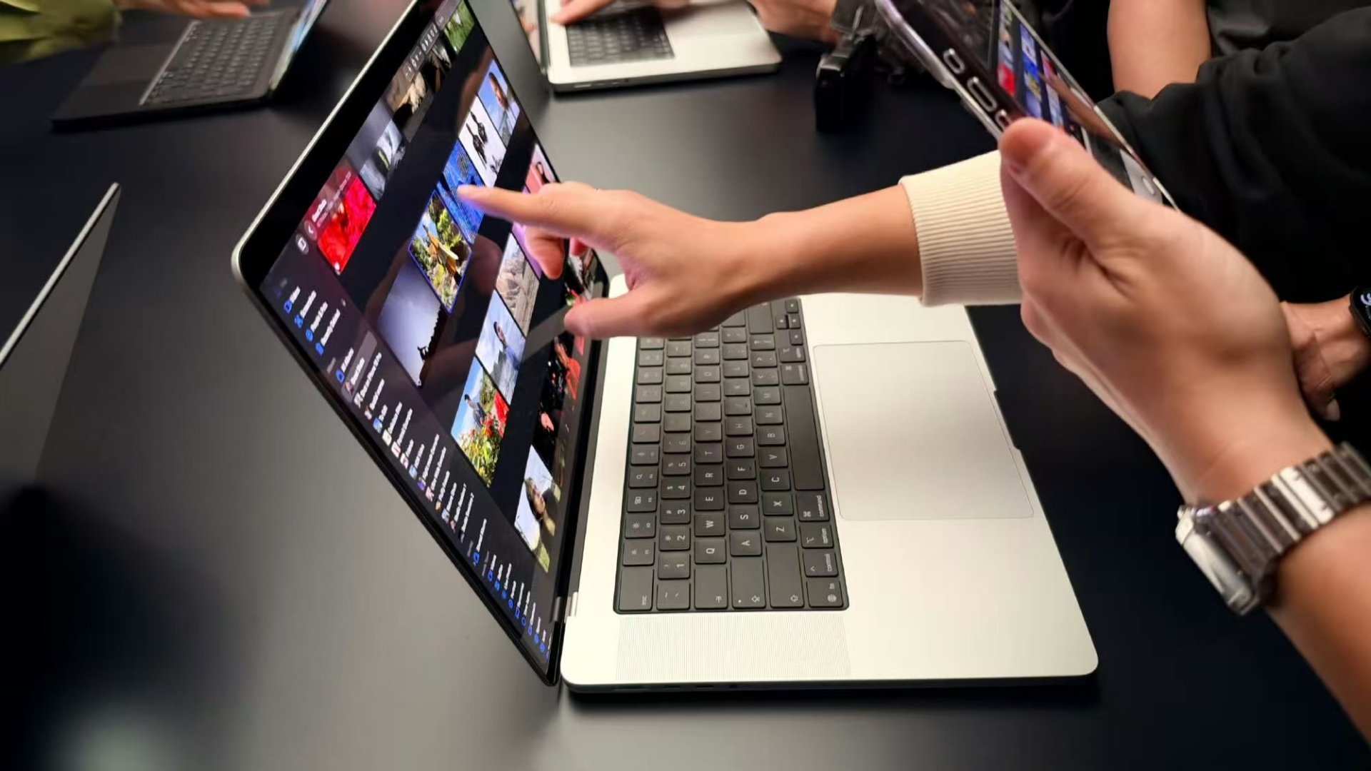 触屏MacBookPro值得买吗 触碰屏可以不用，但不能没有，之前国产笔记本早就