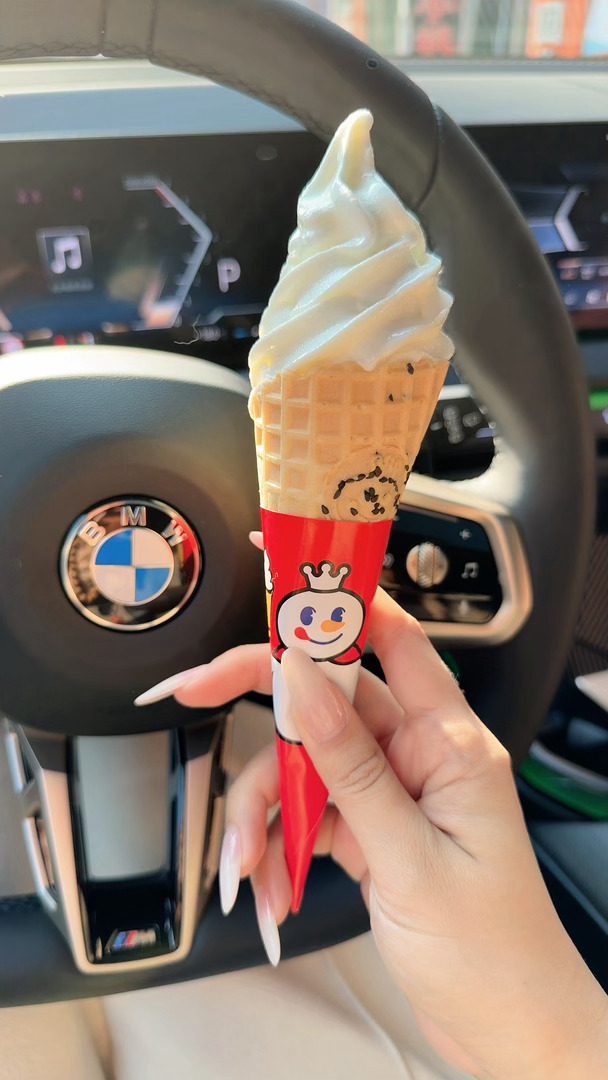 今天也太热了来个夏天的第一口冰淇淋！🍦 