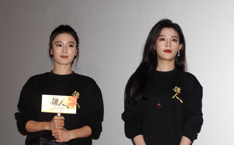 陈丽君在《镖人：风起大漠》里的动作戏表现超惊艳。她是越剧演员，有20年越剧武生训