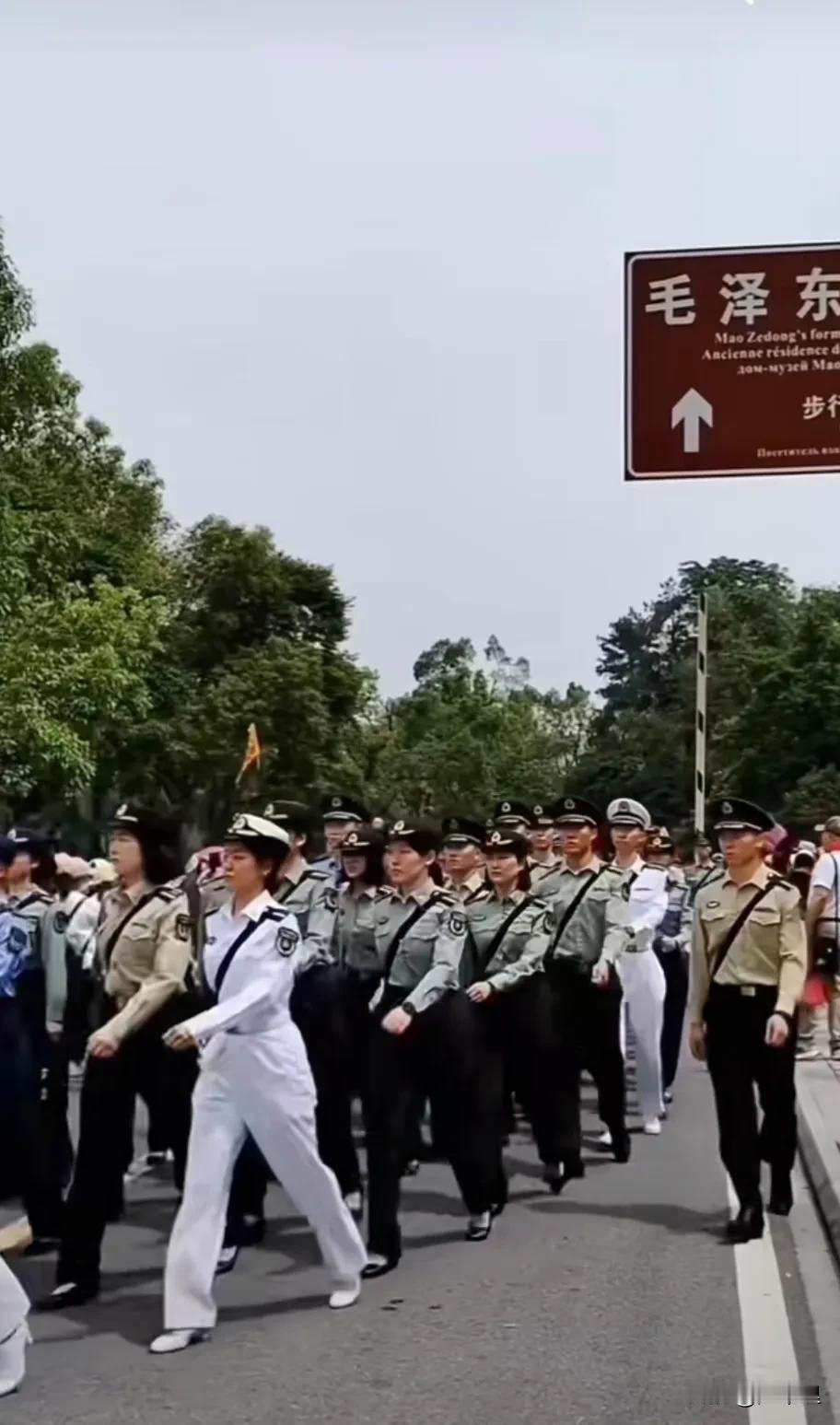 湖南韶山，伟人故居
解放军军事院校的师生们来了，瞻仰毛主席铜像，在铜像广场向伟人