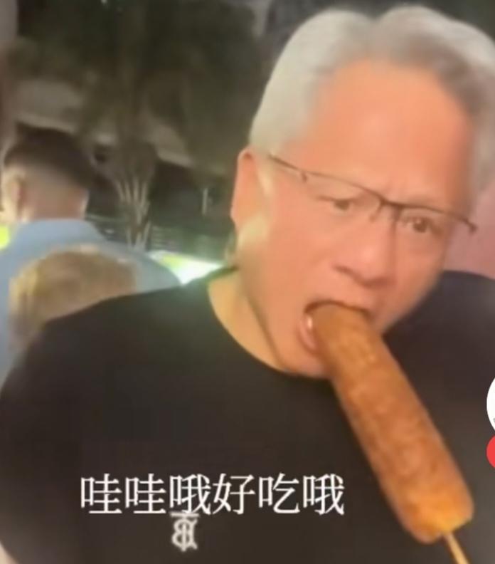 黄仁勋在台湾夜市买烤玉米，因为前面排队的人很多，他居然拿出了一千块钱，把前面排队