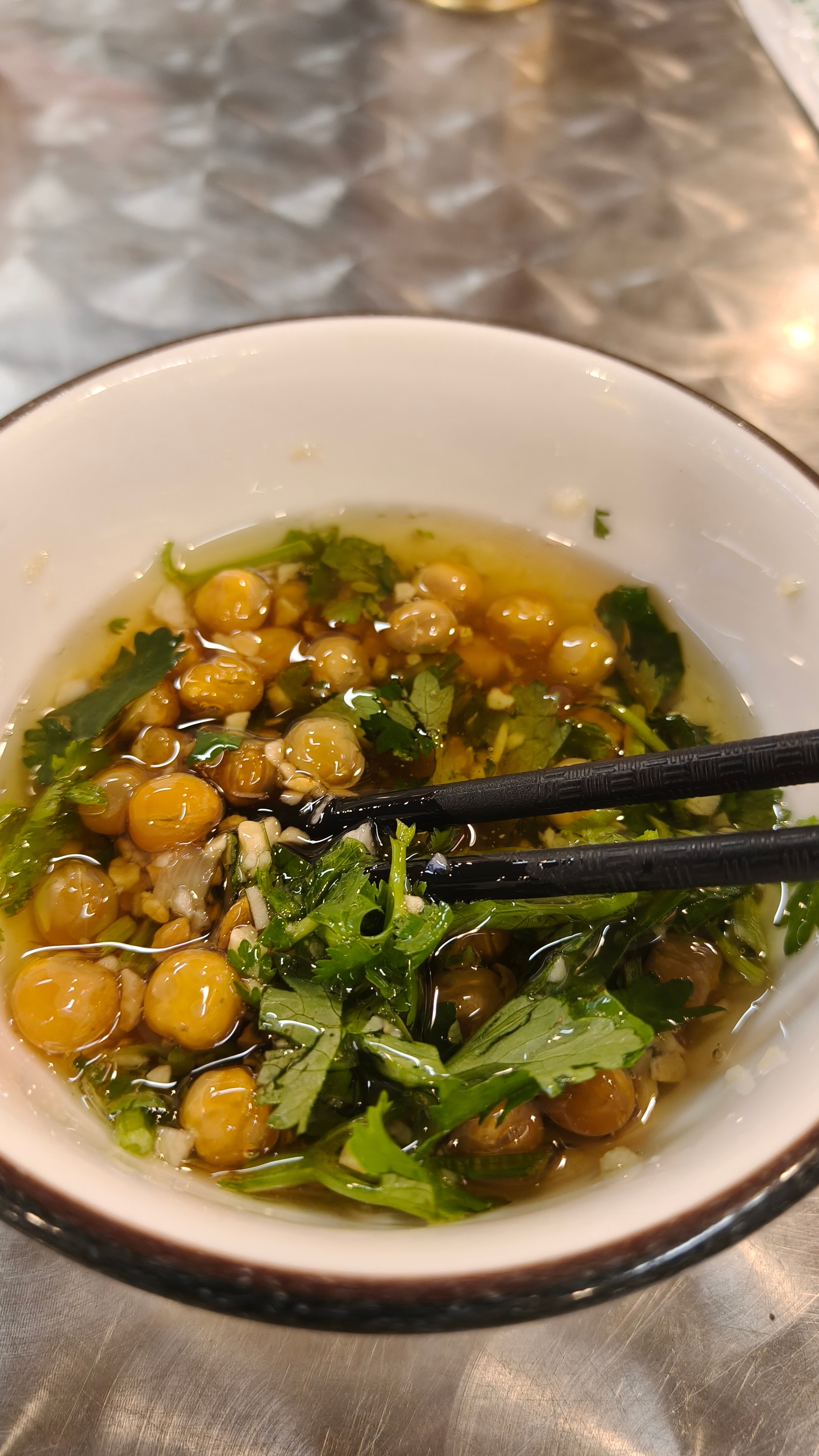 大半夜的吃冷锅串串，怎么才能戒掉吃宵夜的习惯，今天的运动又算白练了。每次都抵挡不