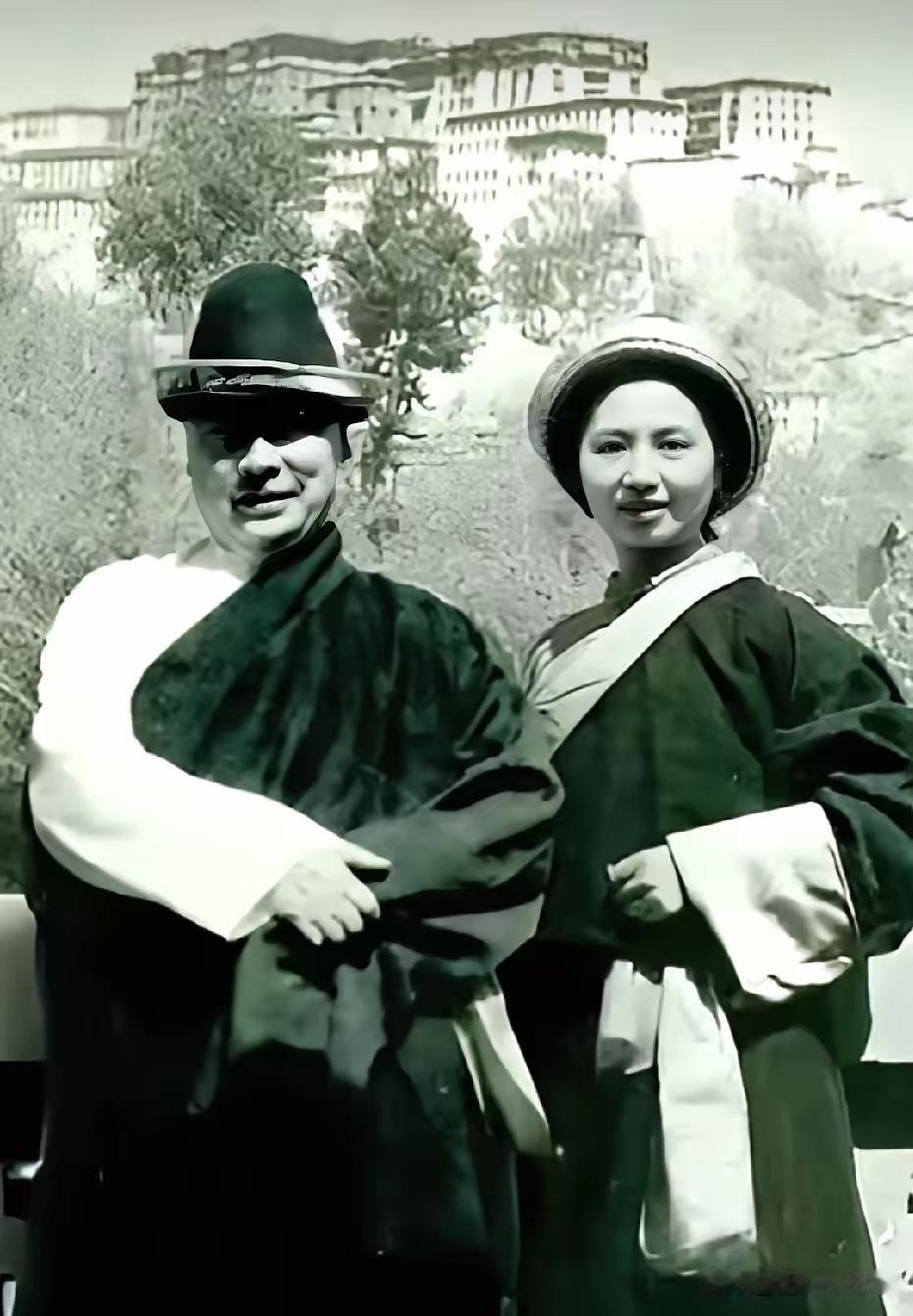 第一次，看到陈毅元帅和夫人张茜在西藏布达拉宫前合影。

1956年4月，陈毅率领