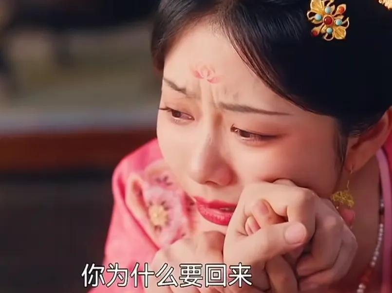 《蜀锦人家》
◎季英英（谭松韵）看着身受重伤的杨静澜（郑业成），她问杨静澜为什么