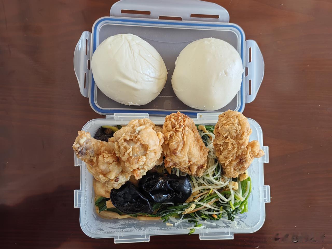 每日晒工作餐今日工作午餐，十二元标准。荤素搭配。两个翅根两个翅中，外加两个素菜。