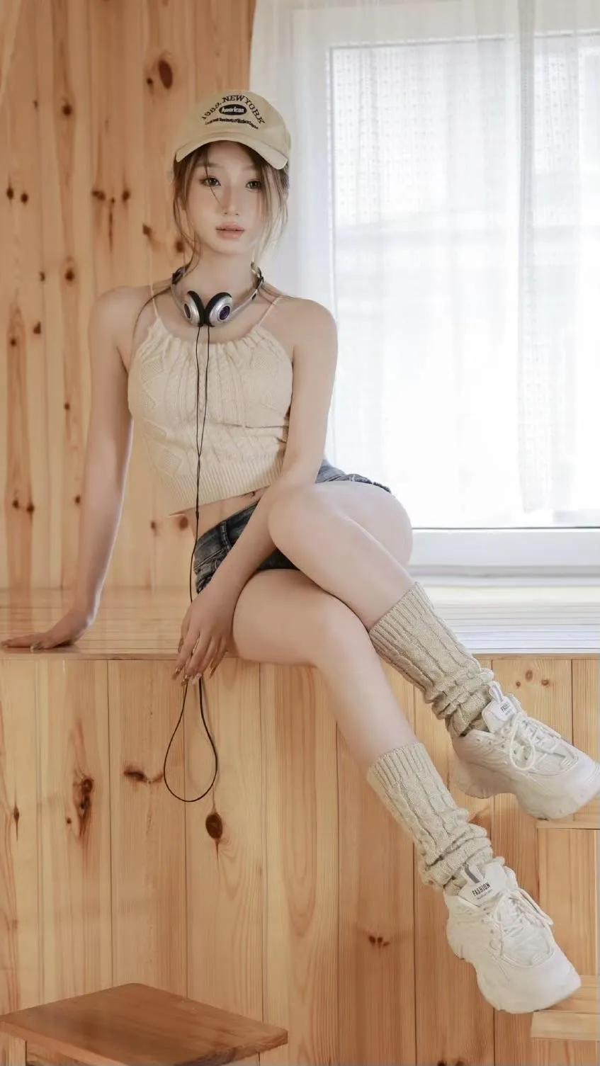 阳光洒进木屋，少女轻倚窗台，耳机轻放，岁月静好。🌞📸