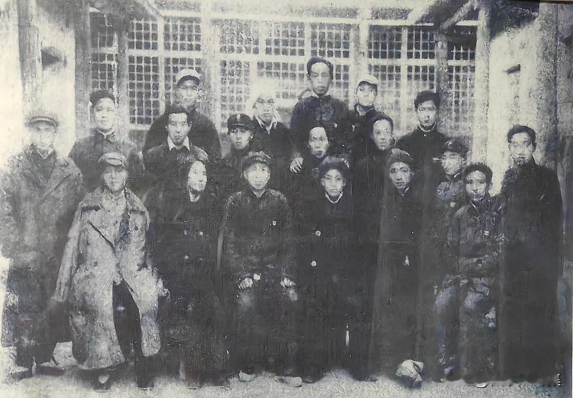 1947年10月，冀南区行干部在威县合影，前排为：毕印朝、董疲峰、杨焕文、张浩天