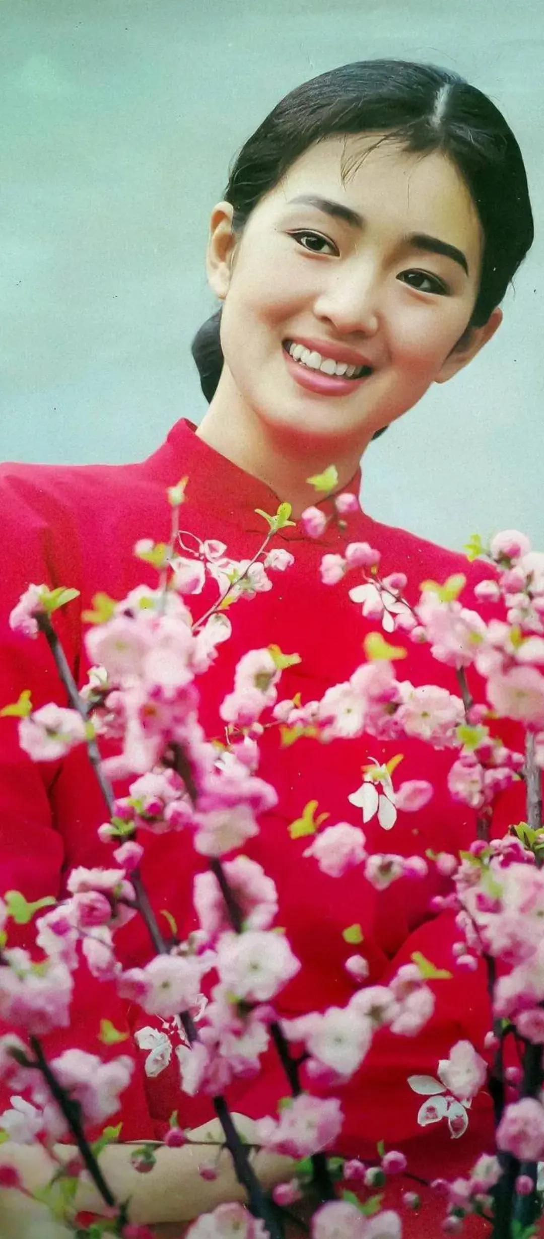 巩俐
红衣映花影，笑语入春风[比心]