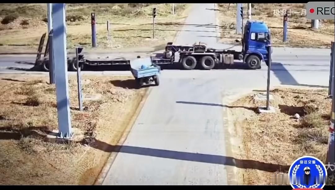 咱们就说这个事，不管是什么时候发生的，大家看，这路上没有什么车，像冬天的季节，路