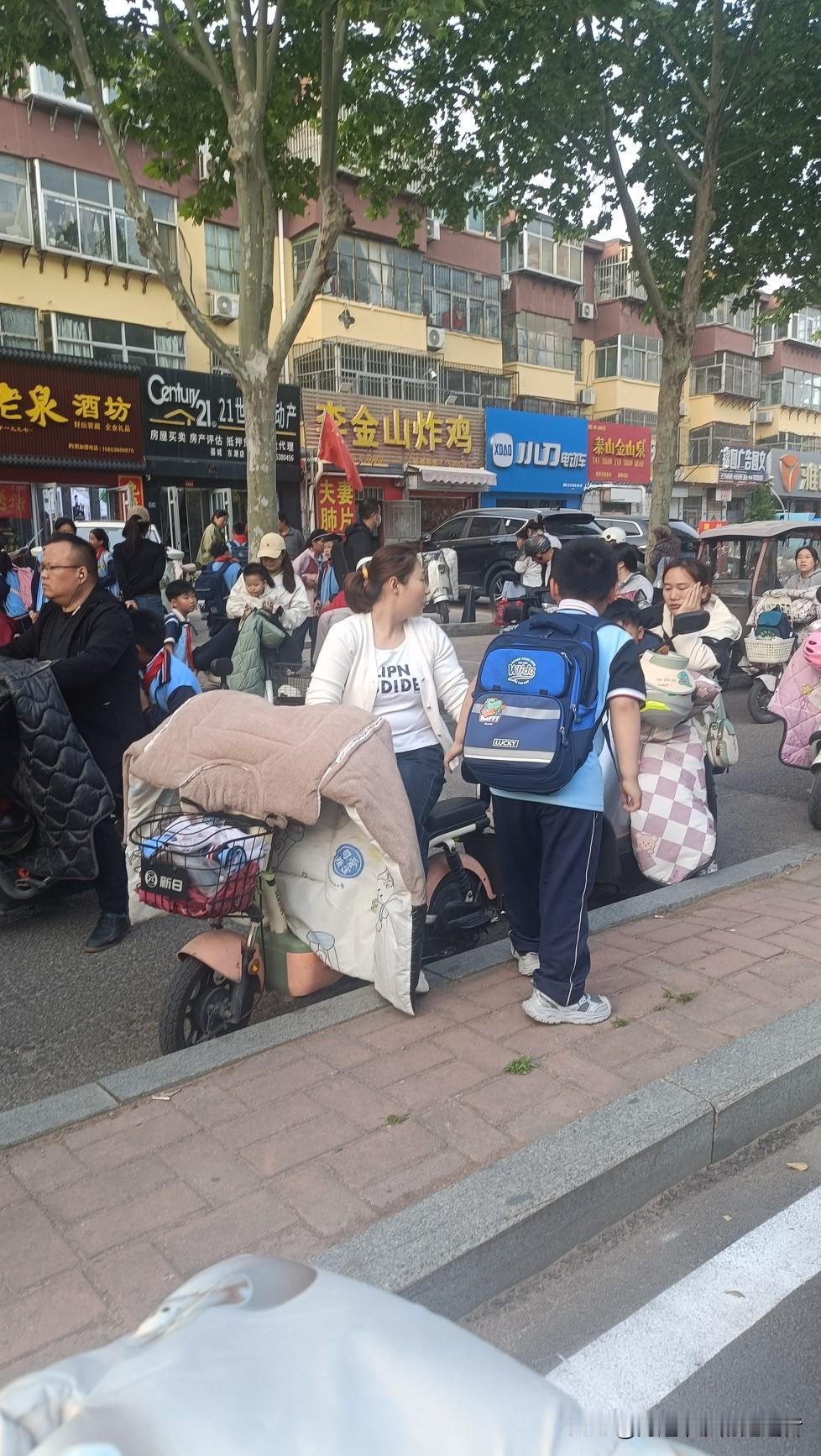 高龄下岗职工还有出路吗?我觉这事难，现在年轻的职工就难有出路，更别提高龄的！现在