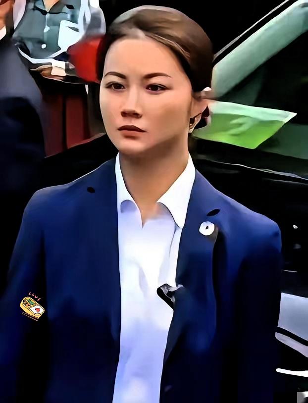 镜头里气场十足的“最美女保镖”严月霞，很多人第一眼只记住了她亮眼的外表，却忽略这