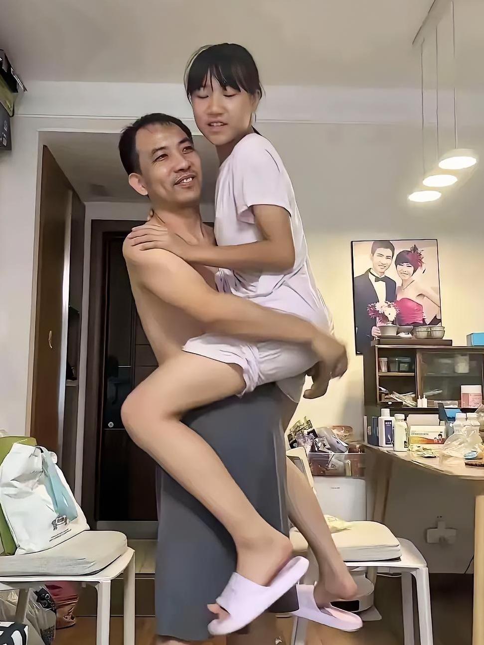 女儿十六七岁，父亲还这样抱，真的合适吗？
 
网上一对父女的视频引发热议，女儿已