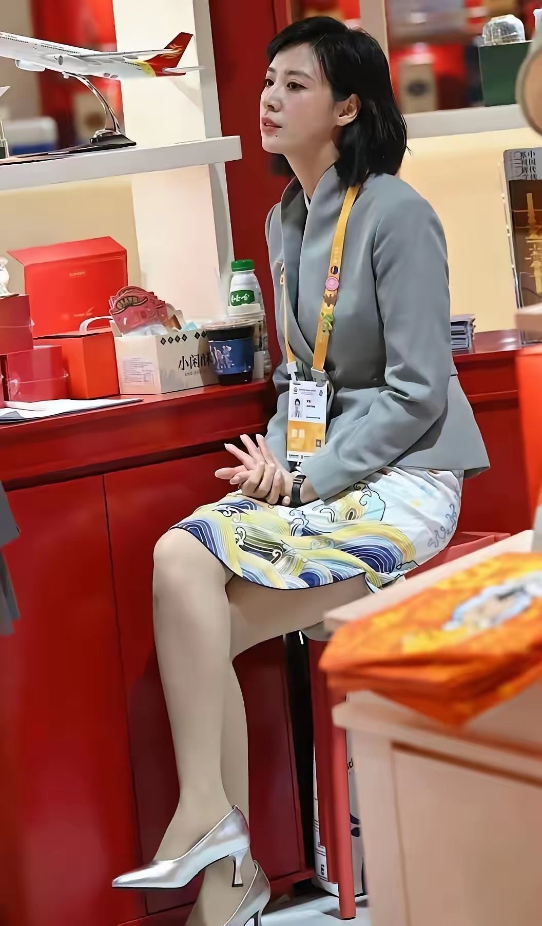 这位空姐长的非常漂亮，她虽然显得有点疲劳，但丝毫不影响她的美感，还给人一种深邃感