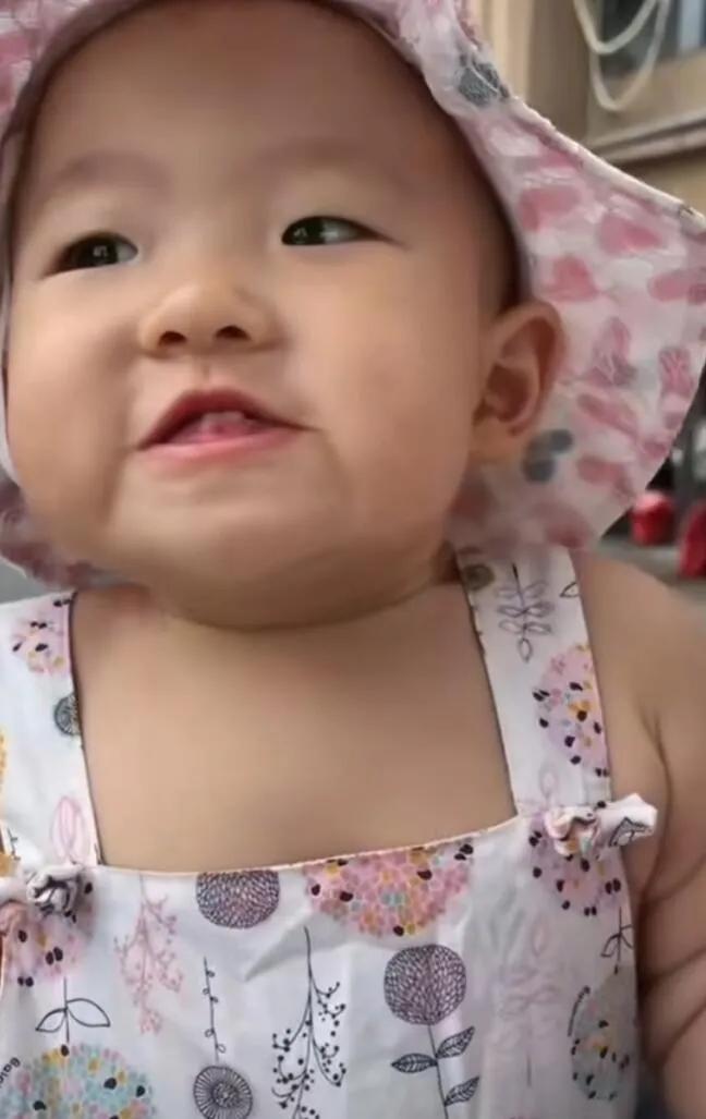 王思聪女儿疑似蝴蝶手？一岁多还不会说话，已开通账号卖货。

感觉黄一鸣做这些事的