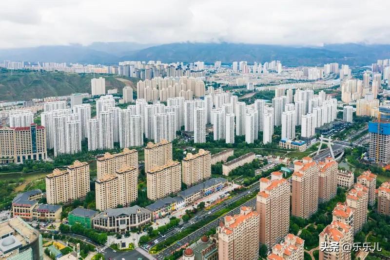 西宁楼市：

对比很多内地城市，西宁的整体跌幅并不算猛烈。目前市场主流房价大概在