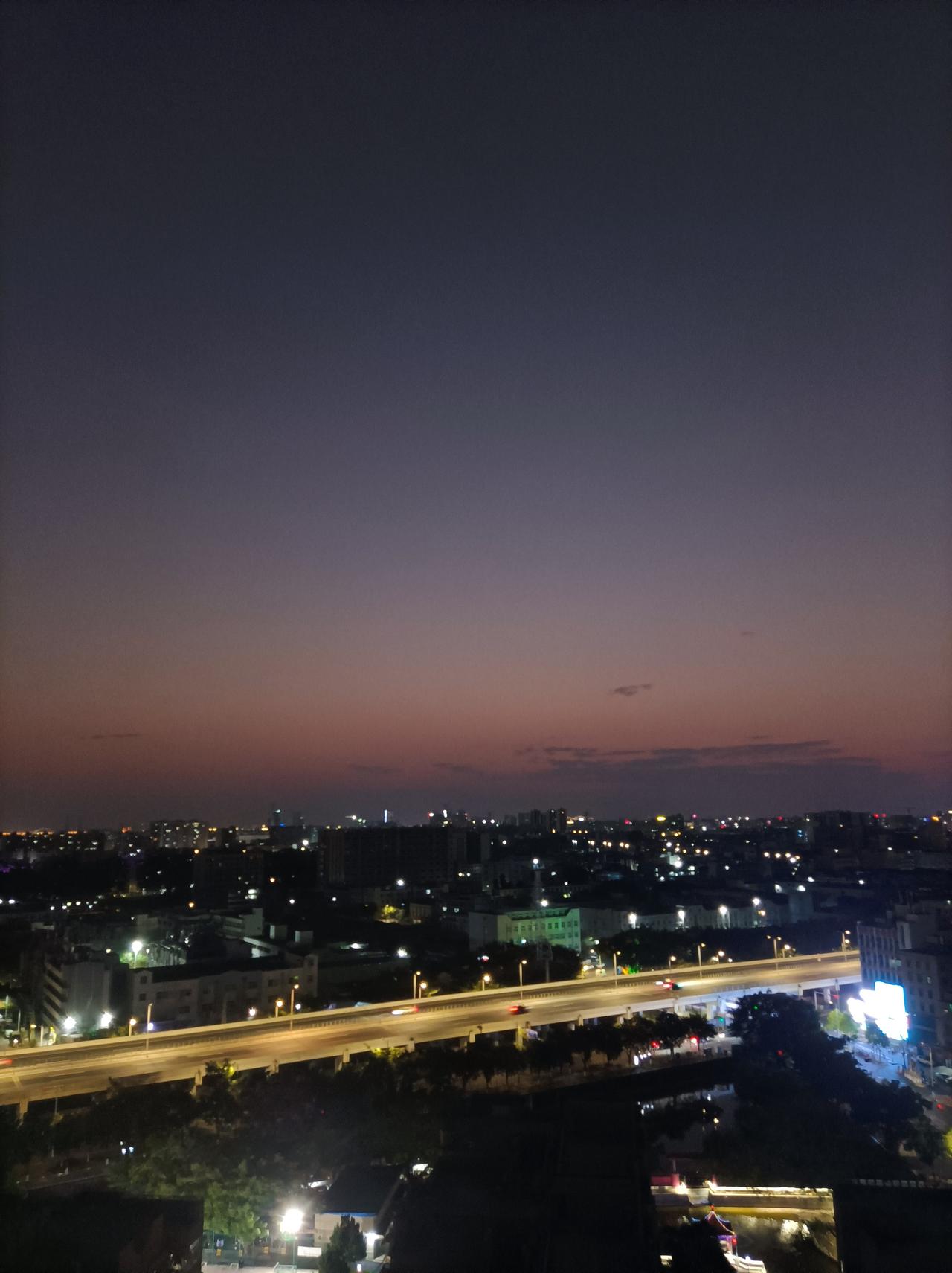 能分享一下你相册里的风景照片吗分享一下美丽的夜景，这是在我们自己家阳台上拍的，夜