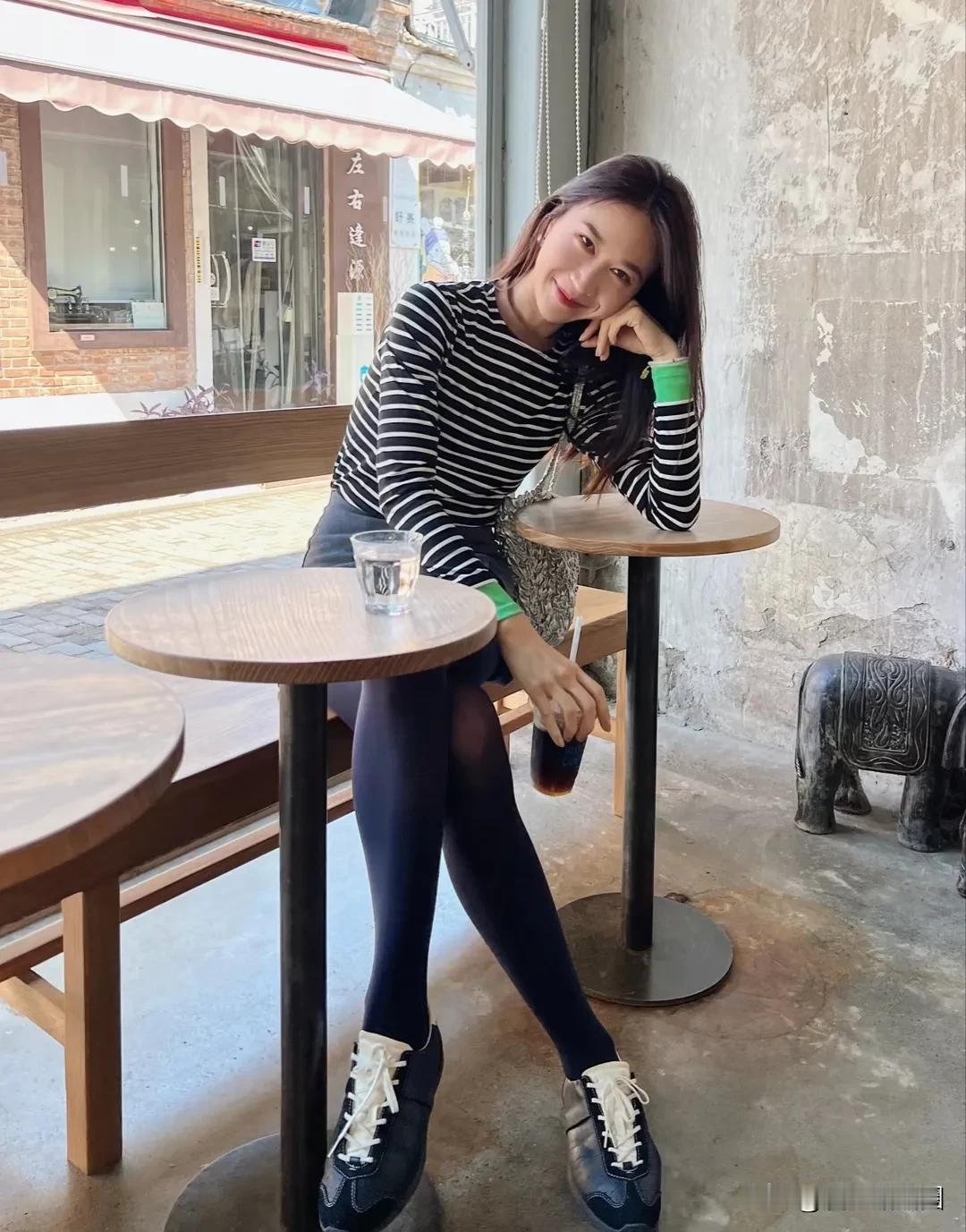 我是一名女员工，在办公室工作的时候，发现有个同事会在办公室脱鞋。这真的让我有点困