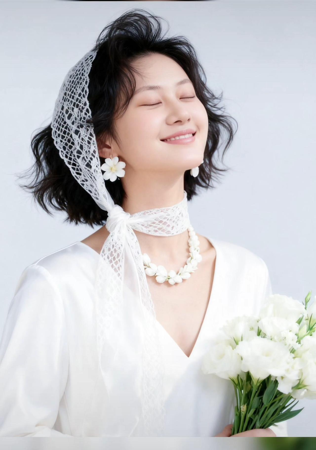 温柔微笑，花海中的优雅女子