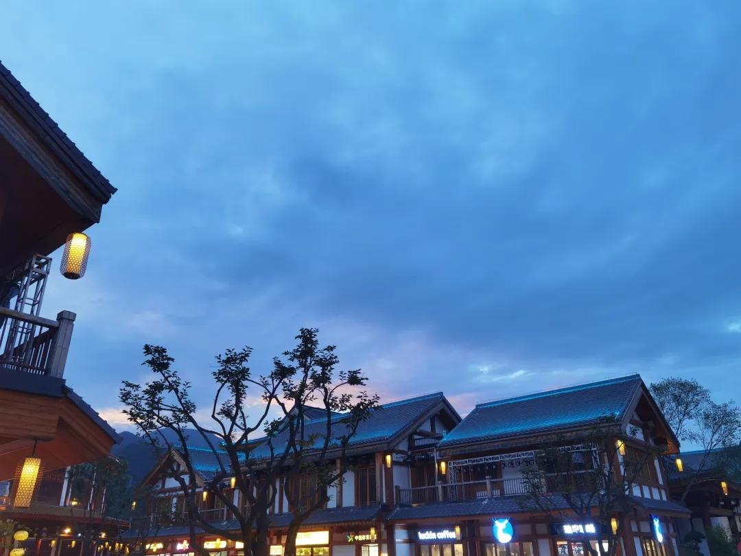 人生就像四季，春华秋实，夏雨冬雪，自有规律。在该奋斗的年纪好好努力，你会发现人生