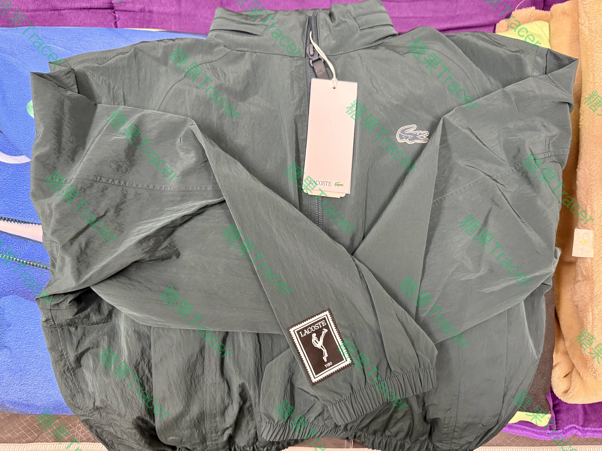 今天收到了节前買的Lacoste王一博联名系列，外套、裤子、T恤、鞋子和帽子上都