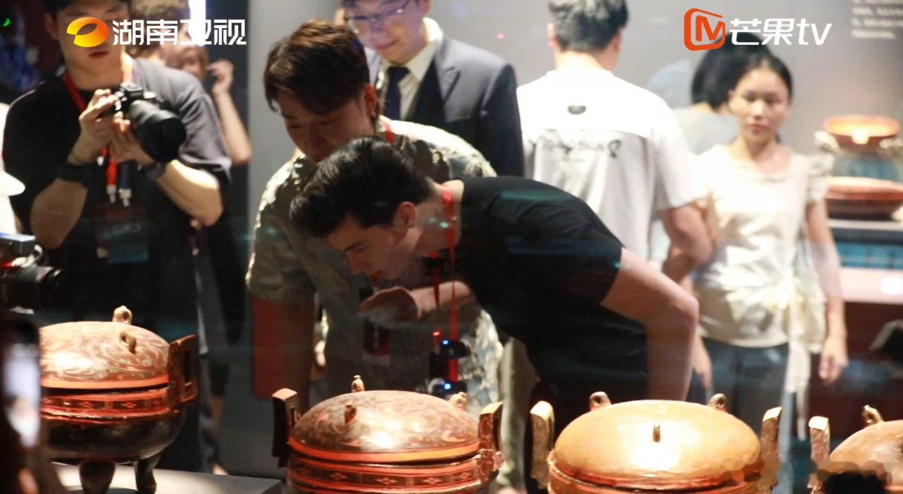 艾略特临摹隶书100分歌手2026小艾游览湖南博物馆，被各类文物深深震撼。上手临