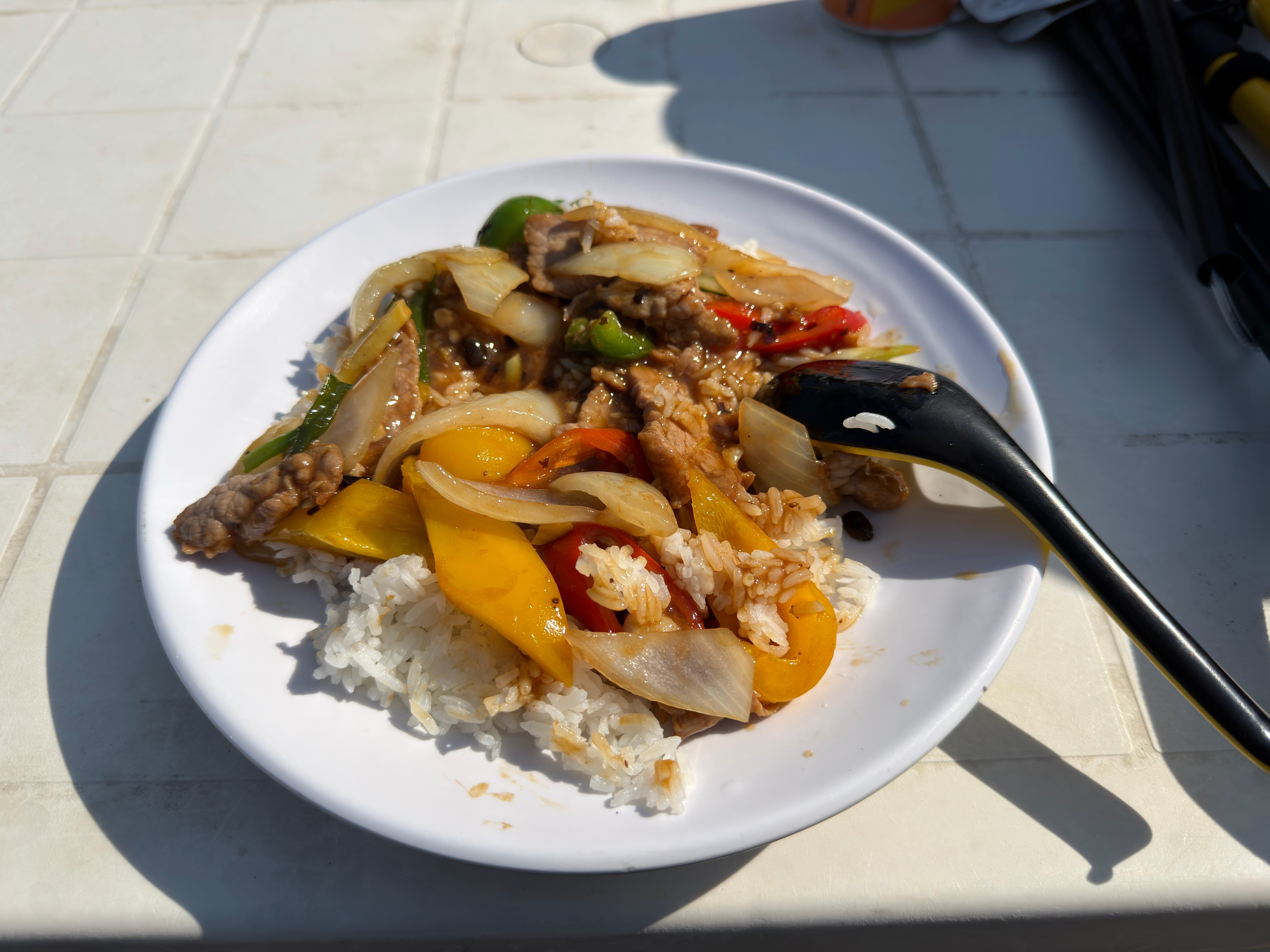 到西湾了，点碗肉炒饭105港币。我发现这里有船到西贡码头，决定坐下一趟走，结束这