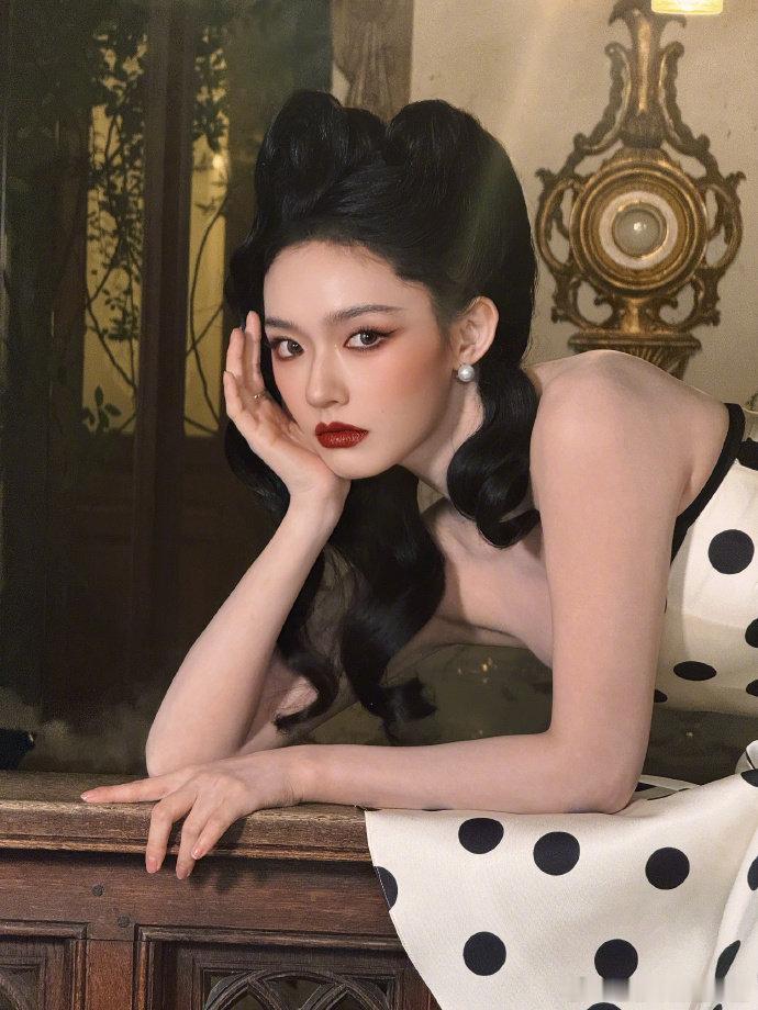 林允红毯摔倒林允红毯摔倒后还淡定站起来继续走，这反应也太可爱了吧！尖叫之夜红毯