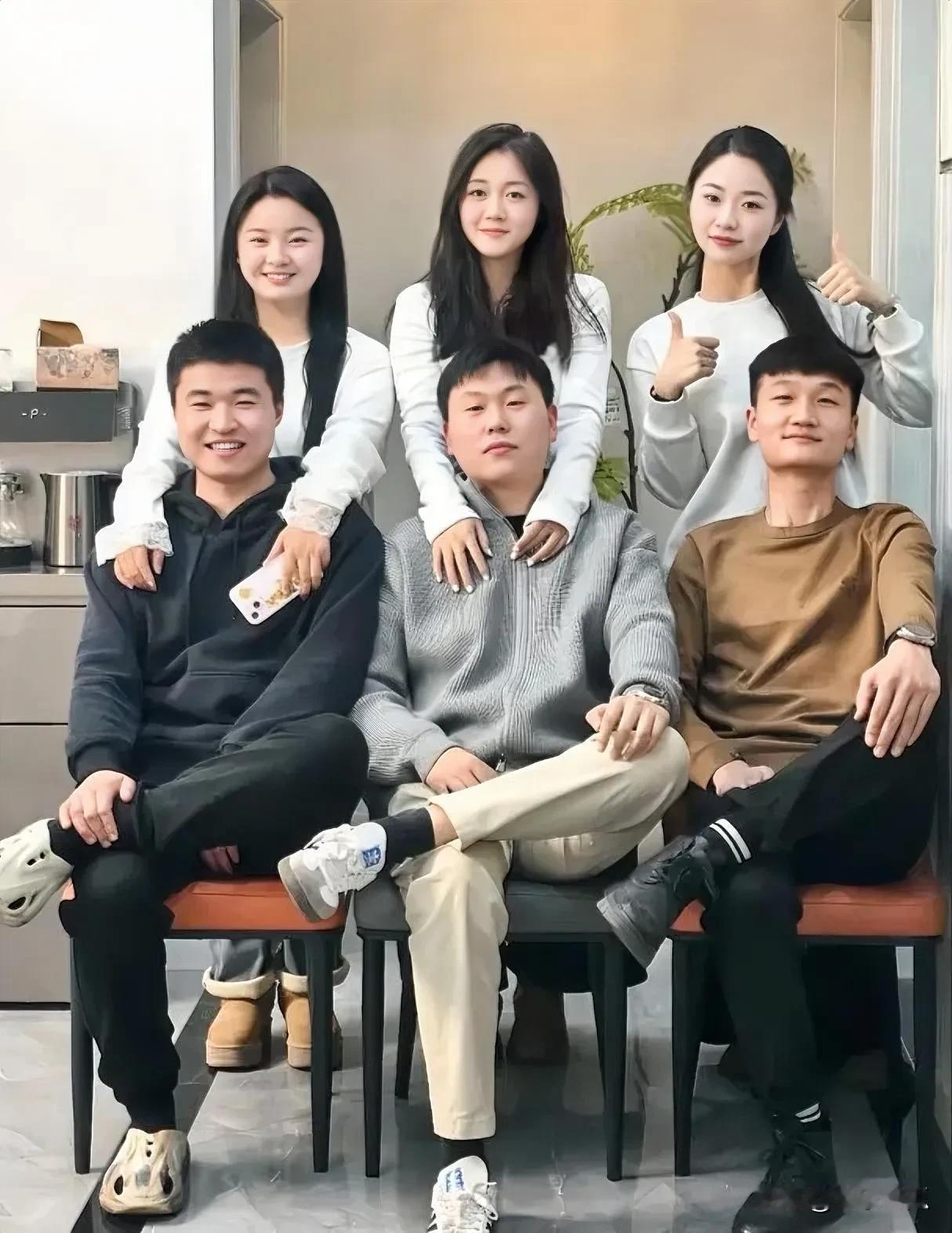 六位俊男靓女在一起合照，他们三对中有二对已结婚，其中有一对没结婚，你能看出其中哪