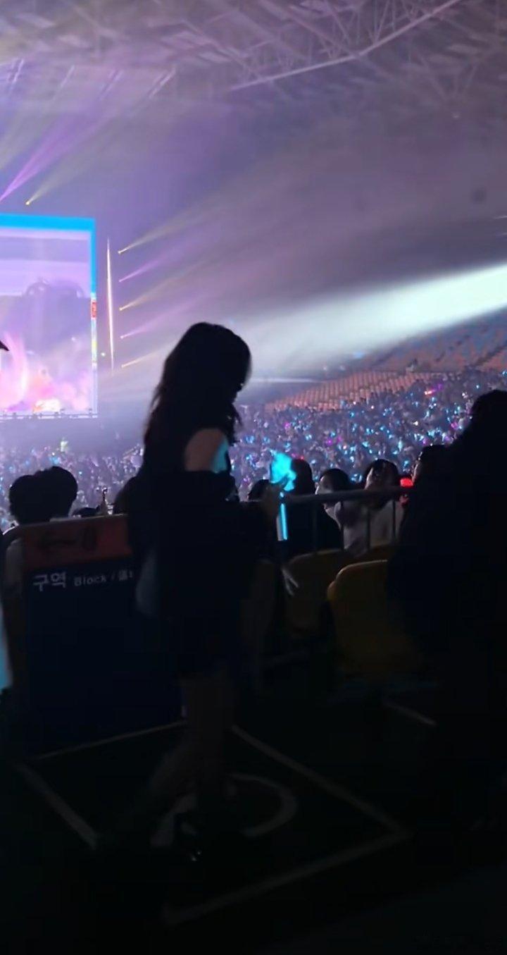 白鹿去看idle演唱会综艺里是一起奔跑的队友，演唱会是在台下为你欢呼的观众。白鹿