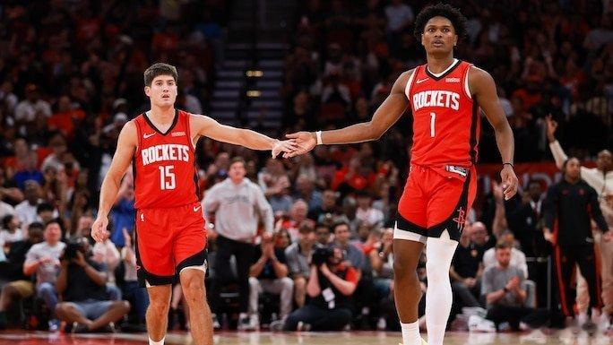 在今天更新的露天平台NBA实力榜上火箭意外的排第3：文章指出他们的“槽点”是进攻