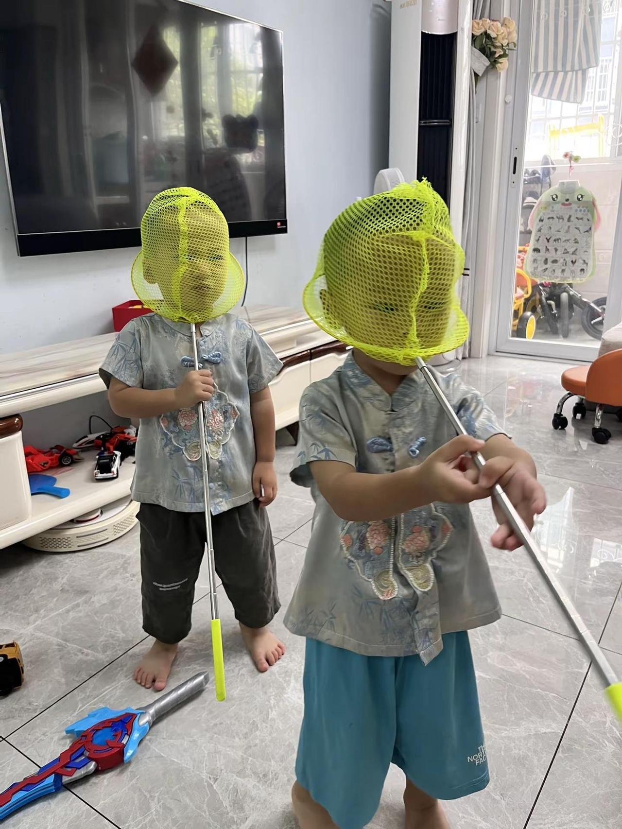 抓鱼！宝宝的搞笑瞬间 无忧无虑的年纪