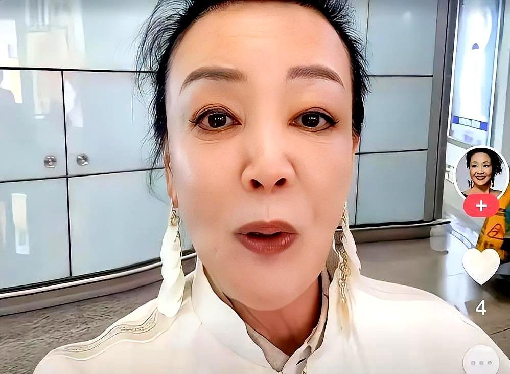 张兰这次坐经济舱，真不是差那一张票的事。
让人看不懂的是，头等舱里坐着汪小菲和马