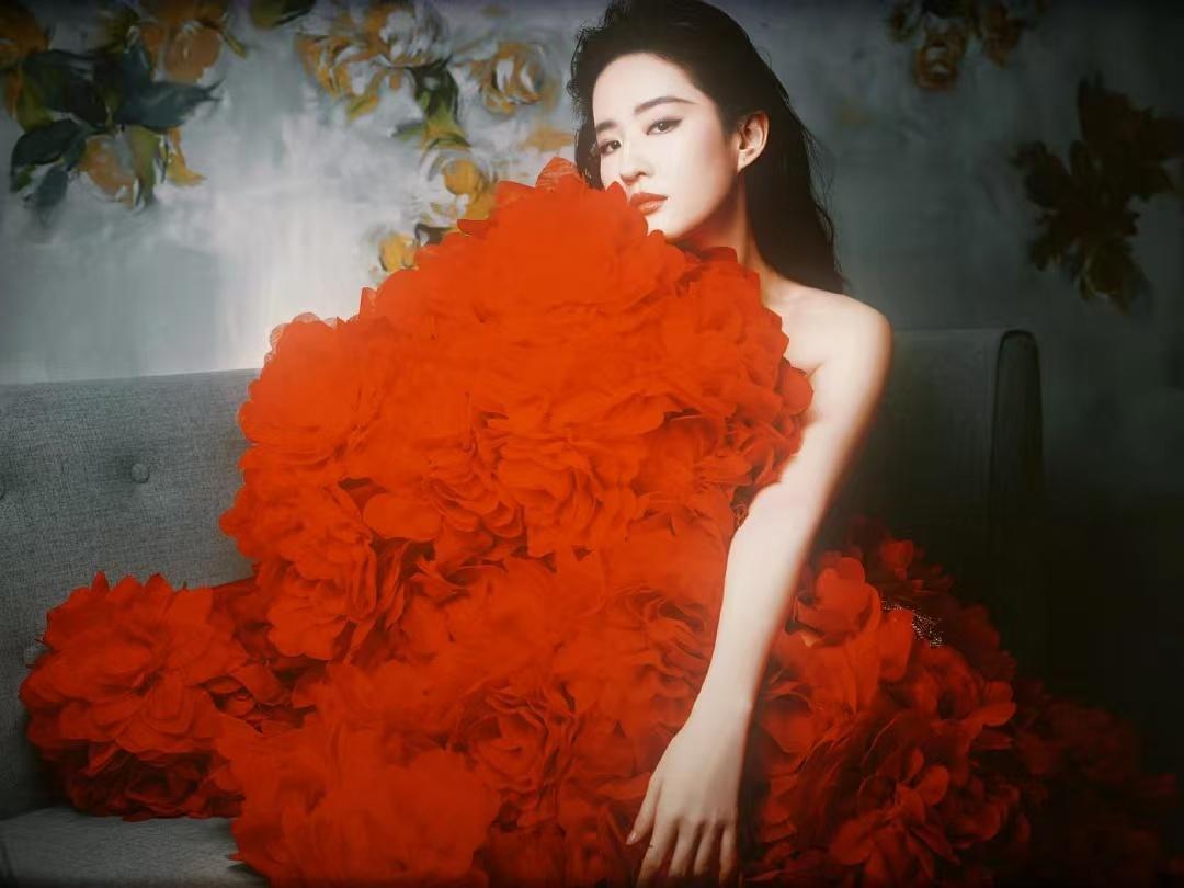 刘亦菲颜色越艳人越美刘亦菲干啥都能出神图 全网都在夸她的路透质感，亮色穿搭尽显优