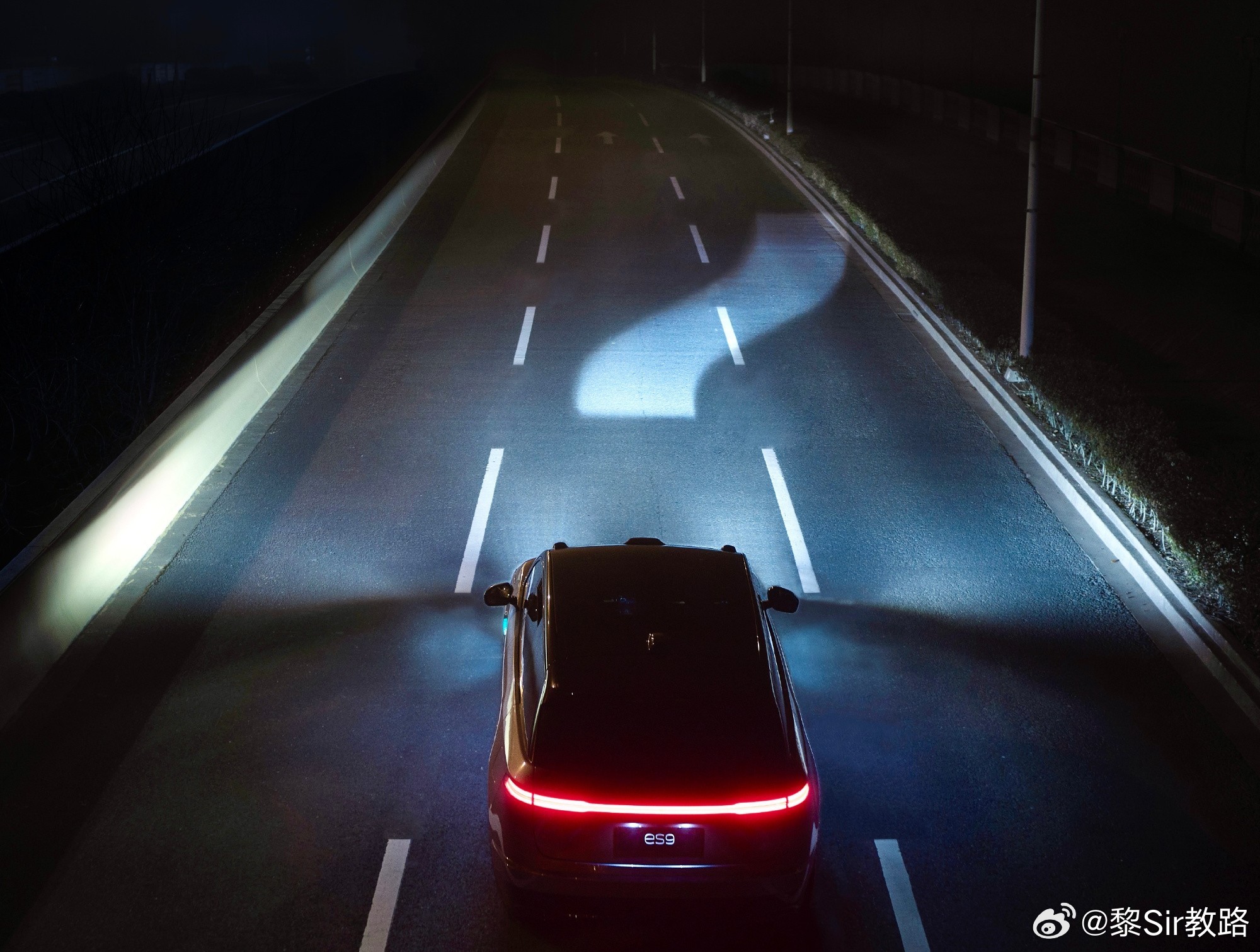 有人说蔚来大灯光照能拐弯那么神？！显然不可能的，现在很多大灯就相当于一个投影仪，