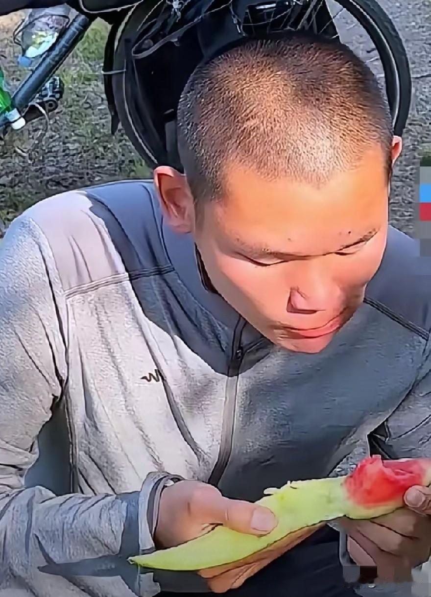 骑行青年博主胡远行吃西瓜，连西瓜皮都不浪费，广西洪灾却大方的捐出一百万！
湖远行