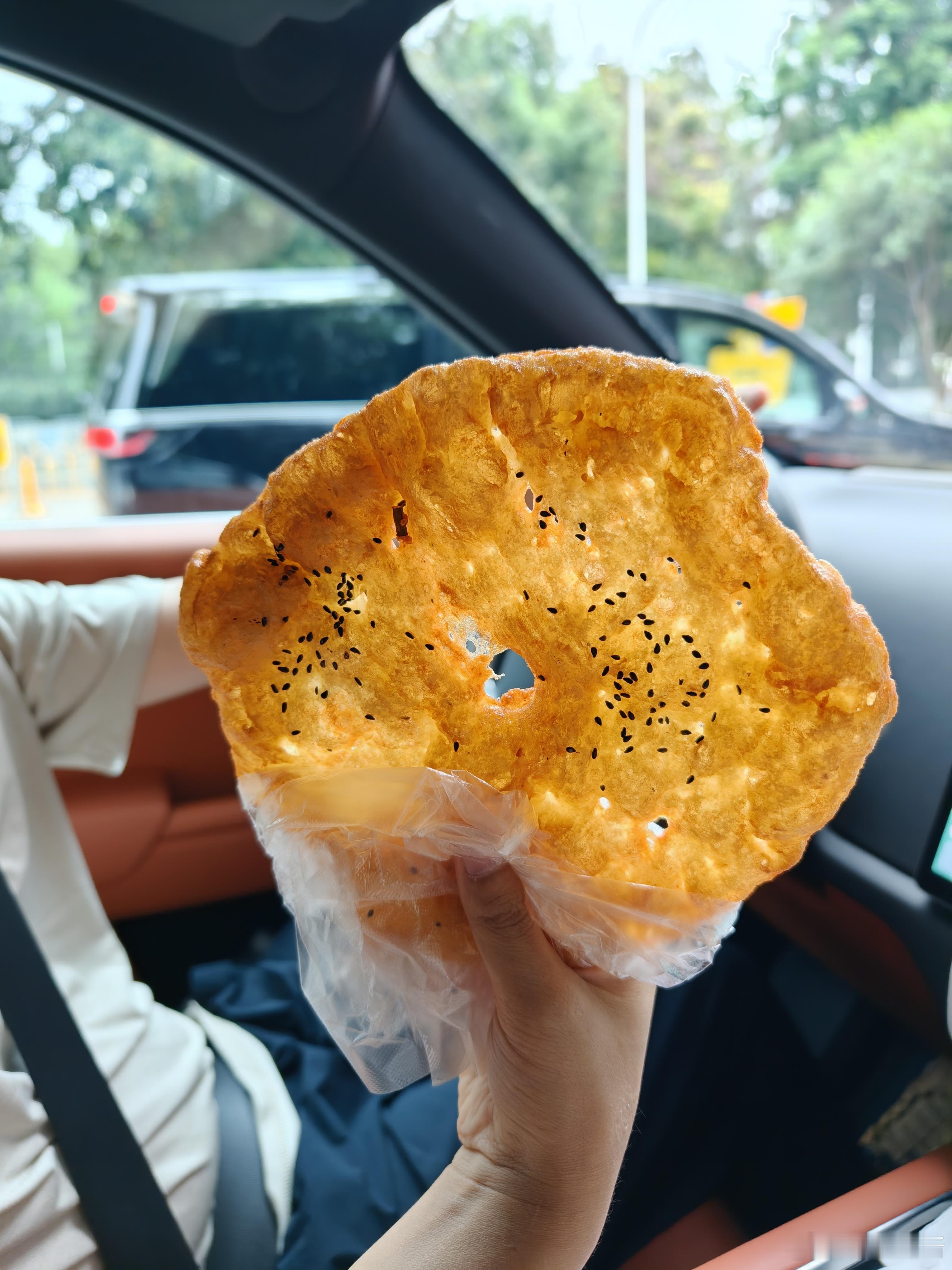 新裤子裤长足够，很轻很自由，阔腿就算是小小的缺点吧吃上很久没吃着的老五热干面，家