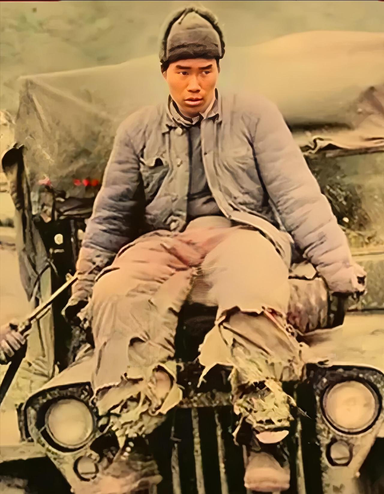 抗美援朝的战场上，美军镜头记录下这样一幕：一名志愿军战士被俘后，被安置在吉普车上