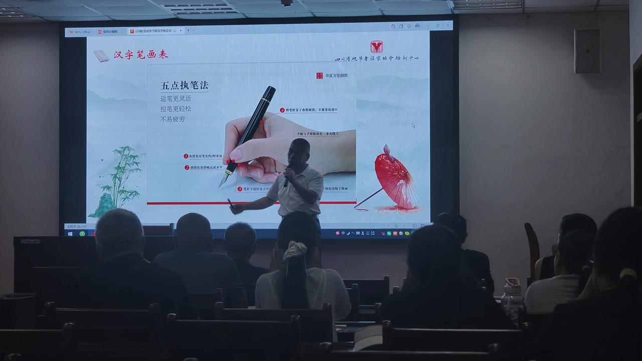 殷殷乡梓情：书法名师李颖才暑假返乡传授书法技艺

七月的浚县，风里裹着盛夏的热情