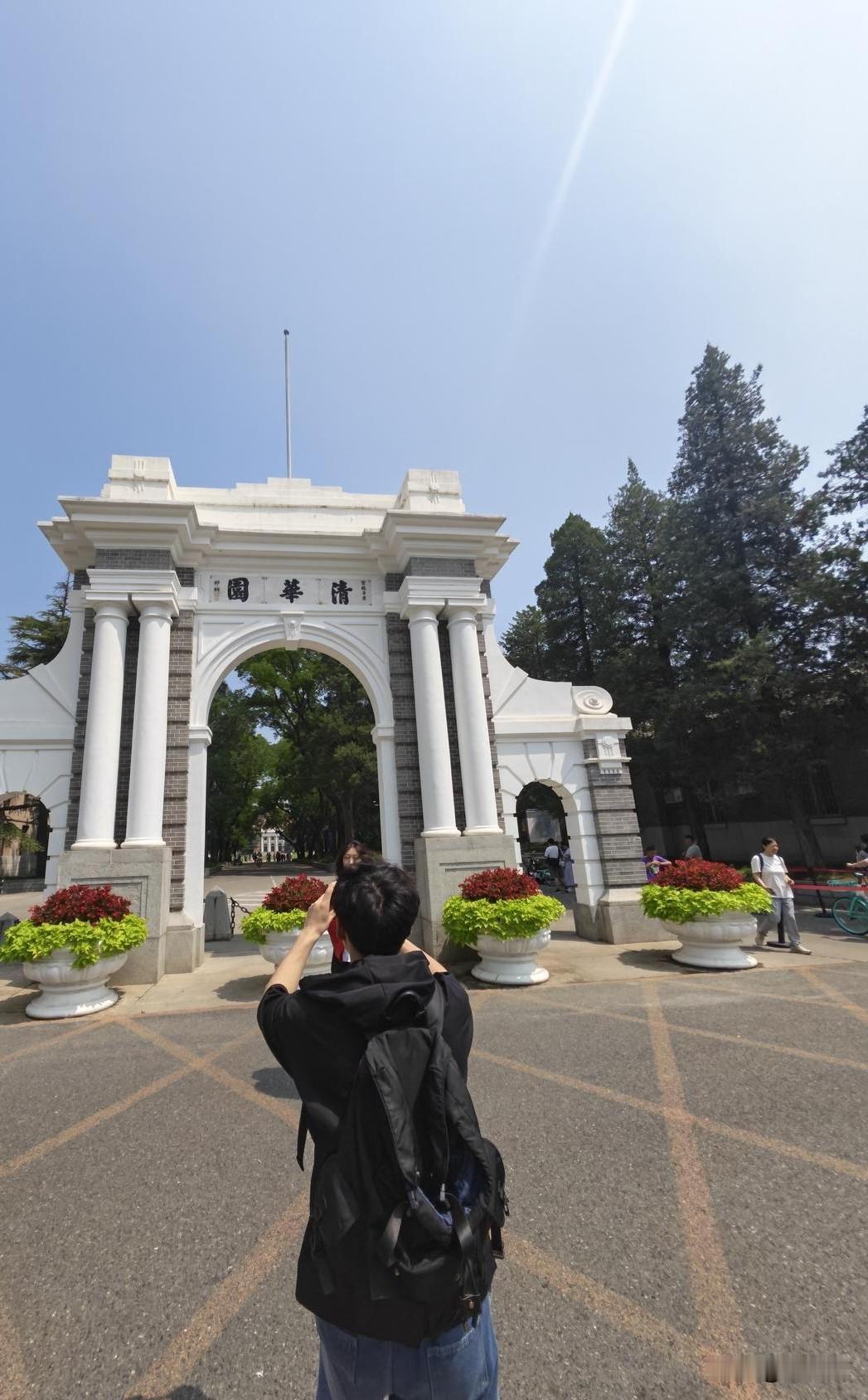 听说互联网上有人说
孩子考上了清华北大
也不让他去
谁给他的勇气
你怎么看？