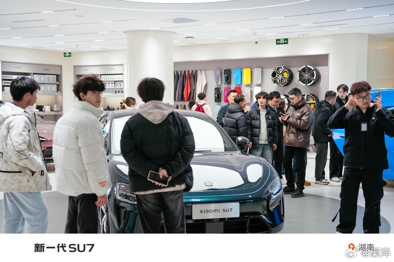 特斯拉是真被小米 SU7 逼得坐不住了，新 SU7 刚上市三天，特斯拉内部就紧急